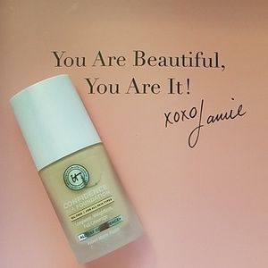 It Cosmetics Confidence in a Foundation.